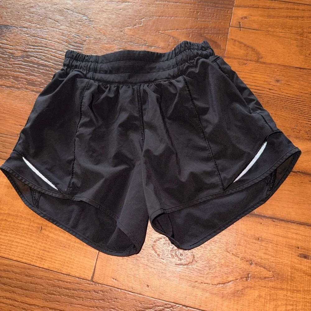 Excellent Lululemon Hotty Hot Short II Long 4" Low Rise Black Size:0/ 00 - Picture 11 of 13